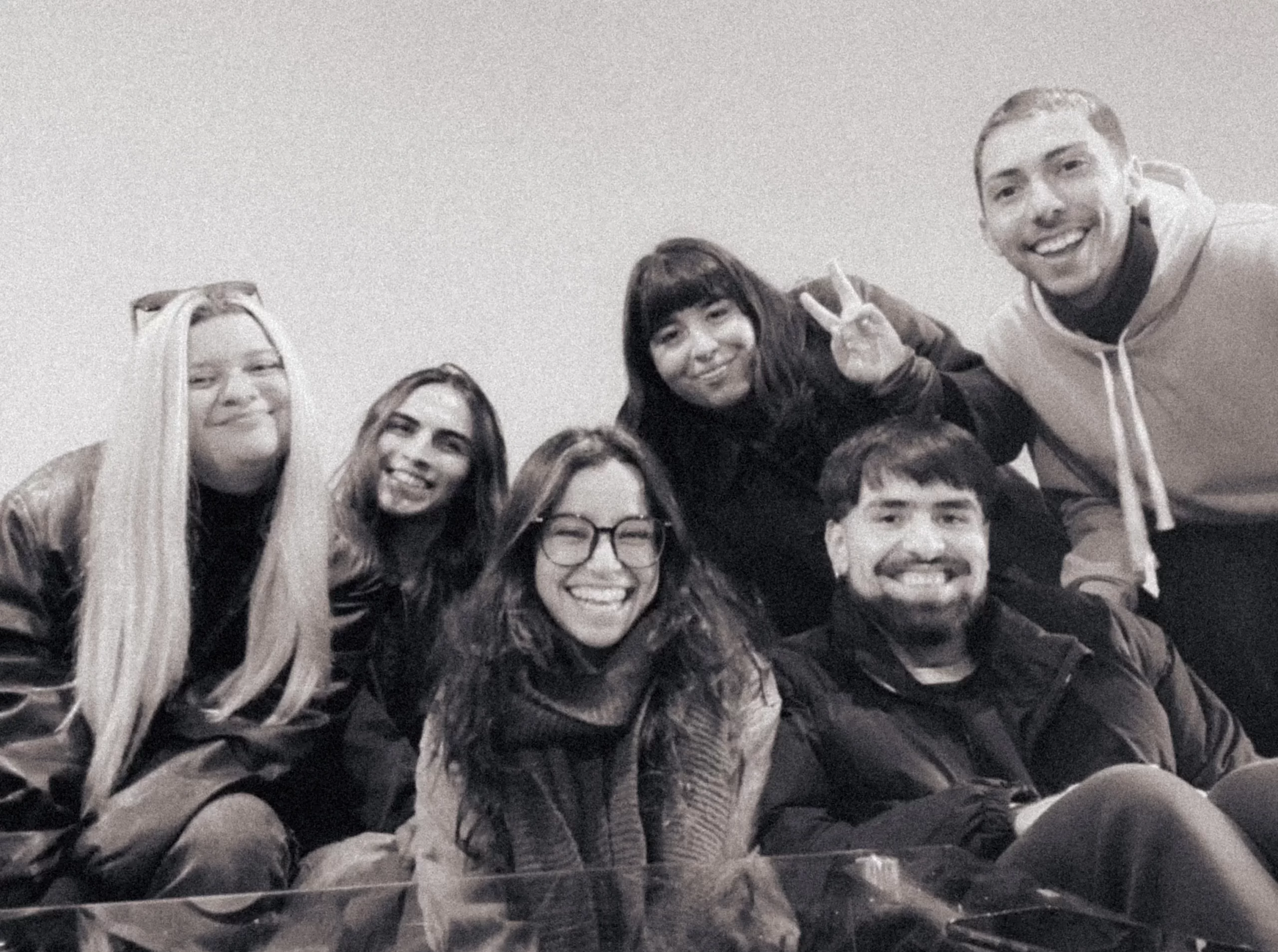 domingo con el equipo de estudio medio en un taller